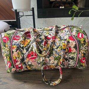 Vera Bradley Poppy Fields Duffle 🖤❤️